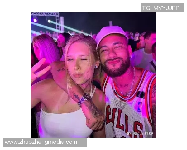 女子与足球明星亲密合影展现青春活力与运动魅力的精彩瞬间